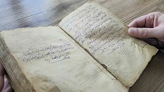300 yıllık altın varaklı el yazması Kur'an-ı Kerim'e gözü gibi bakıyor