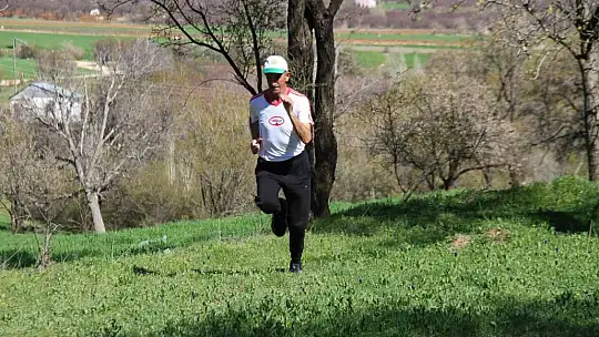 59 yaşında muhtar günde 20 kilometre koşuyor