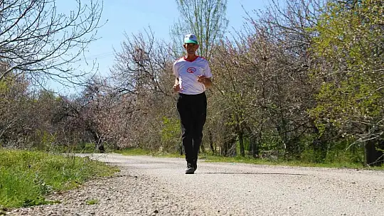 59 yaşında muhtar günde 20 kilometre koşuyor