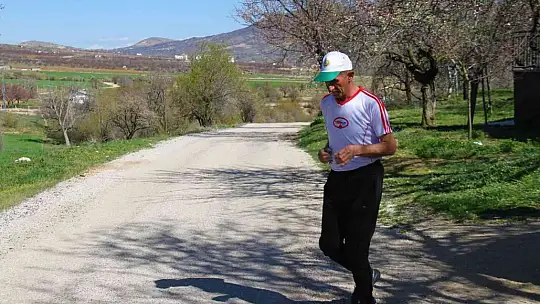 59 yaşında muhtar günde 20 kilometre koşuyor