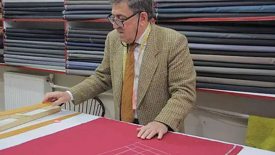 70 yaşındaki terzi Hıdır ustanın meslek aşkı hayran bırakıyor
