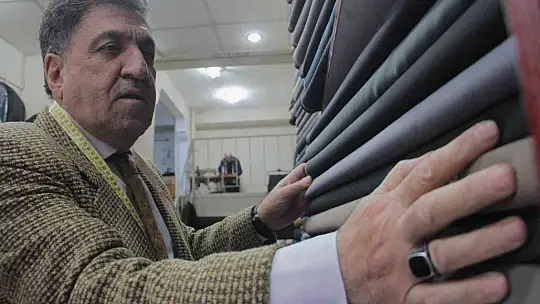 70 yaşındaki terzi Hıdır ustanın meslek aşkı hayran bırakıyor