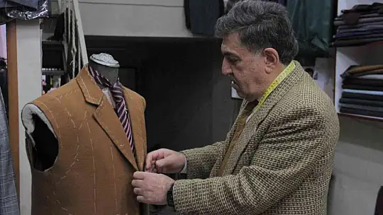 70 yaşındaki terzi Hıdır ustanın meslek aşkı hayran bırakıyor