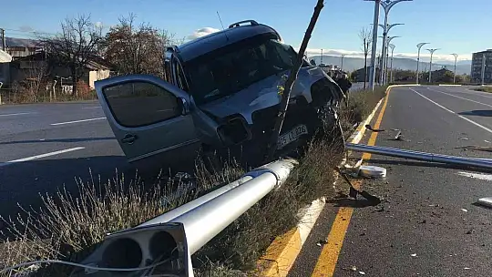 Ağaca ve aydınlatma direğine çarpan hafif ticari araç asılı kaldı: 1 yaralı