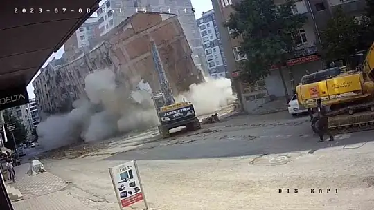 Ağır hasarlı bina tek dokunuşla yerle bir oldu, o anlar güvenlik kamerasında