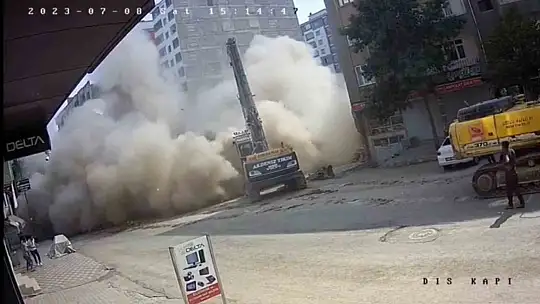 Ağır hasarlı bina tek dokunuşla yerle bir oldu, o anlar güvenlik kamerasında