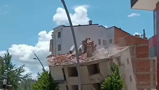Ağır hasarlı bina tek dokunuşta yerle bir oldu