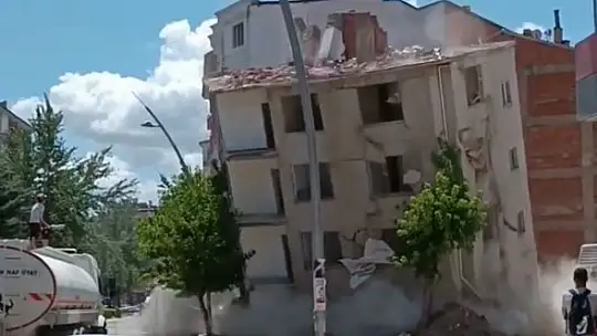 Ağır hasarlı bina tek dokunuşta yerle bir oldu