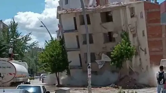 Ağır hasarlı bina tek dokunuşta yerle bir oldu