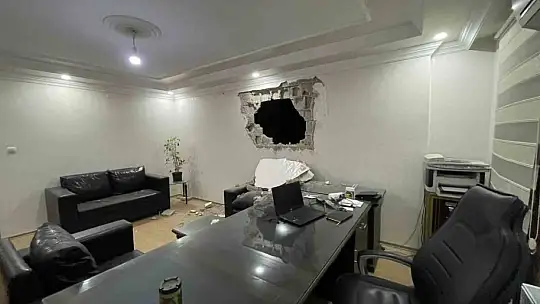 Ağır hasarlı bina yıkılırken sağlam binaya zarar verdi