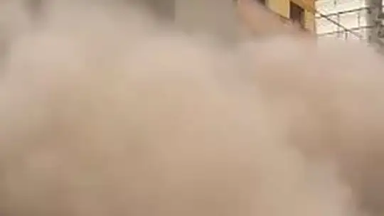 Ağır hasarlı bina yıkım sırasında çöktü