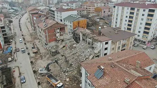 Ağır hasarlı binanın yıkım anı kamerada