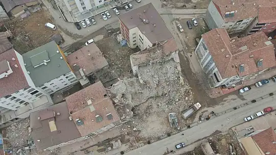 Ağır hasarlı binanın yıkım anı kamerada