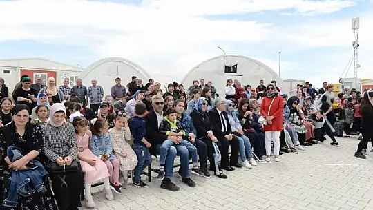Ahıska Türkü öğrencilerden coşkulu '23 Nisan' kutlaması