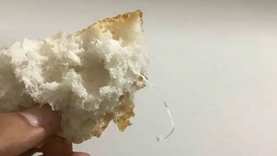 Aldıkları ekmeğin içerisinden naylon ip çıktı