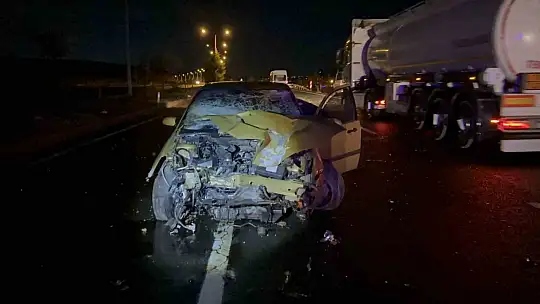 Alkollü sürücü aydınlatma direklerine çarptı: Araç pert oldu, sürücünün burnu bile kanamadı
