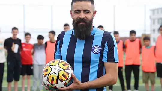 Amatör futbolcu, çocuklara kitap okuma tutkusunu futbolla aşılıyor
