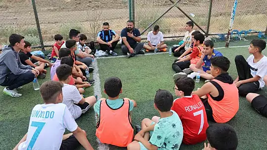 Amatör futbolcu, çocuklara kitap okuma tutkusunu futbolla aşılıyor