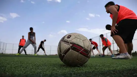 Amatör futbolcu, çocuklara kitap okuma tutkusunu futbolla aşılıyor