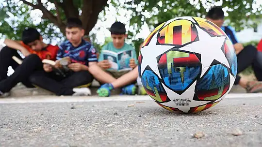 Amatör futbolcu, çocuklara kitap okuma tutkusunu futbolla aşılıyor