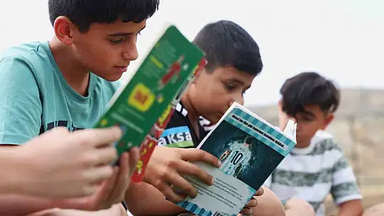 Amatör futbolcu, çocuklara kitap okuma tutkusunu futbolla aşılıyor