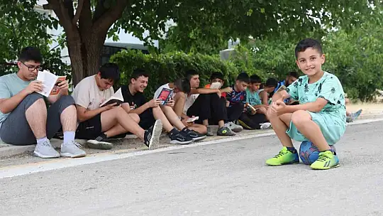 Amatör futbolcu, çocuklara kitap okuma tutkusunu futbolla aşılıyor