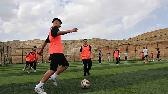 Amatör futbolcu, çocuklara kitap okuma tutkusunu futbolla aşılıyor