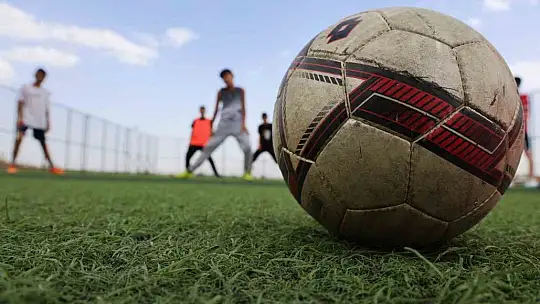 Amatör futbolcu, çocuklara kitap okuma tutkusunu futbolla aşılıyor