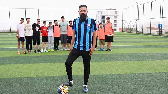 Amatör futbolcu, çocuklara kitap okuma tutkusunu futbolla aşılıyor