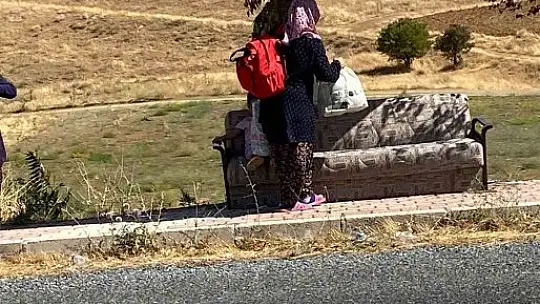 Anayolun kenarındaki kanepeli durağı görenler şaşırıyor