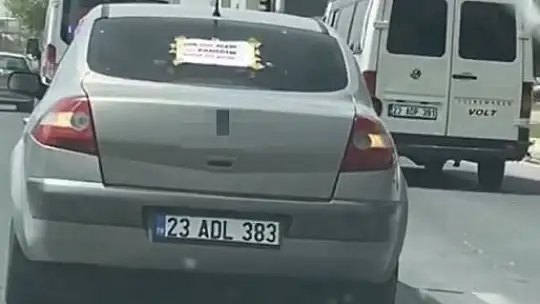 Aracına, 'Çok çok acemi ve paniğim özür dilerim' yazdı, trafiğe çıktı