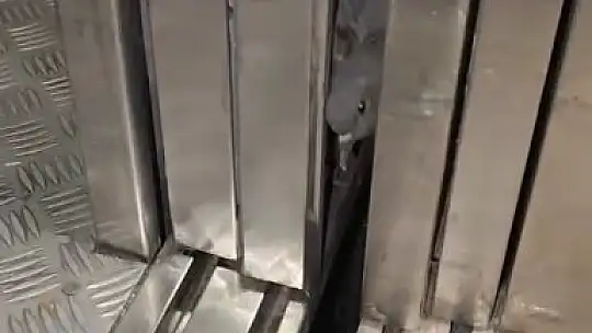 Asansöre sıkışan güvercini kurtaran şahıs, avcuyla su verdi