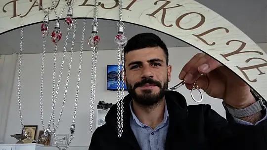 Ekmeğini pirinç tanelerinden kazanıyor