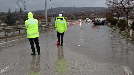 Kekliktepe'de otomobil takla attı