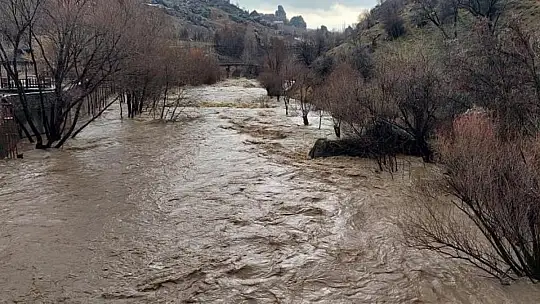 Çemişgezek'te yoğun yağış nedeniyle Tağar Çayı taştı