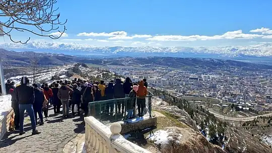 Masa tenisi sporcuları Elazığ'ı gezdi