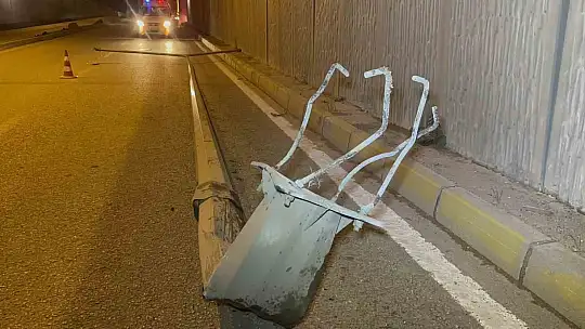 Aydınlatma direğine çarpan otomobil takla attı: 3 yaralı