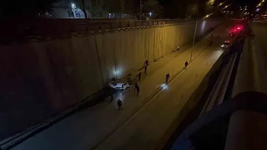 Aydınlatma direğine çarpan otomobil takla attı: 3 yaralı