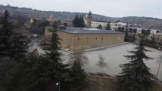 Aynı dönem, iki zıt görüntü