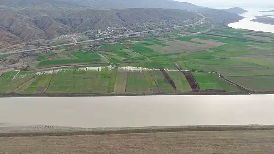 Baraj sahasını eken çiftçiler: 'Sular gelirse her şey gider'