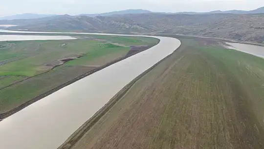 Baraj sahasını eken çiftçiler: 'Sular gelirse her şey gider'