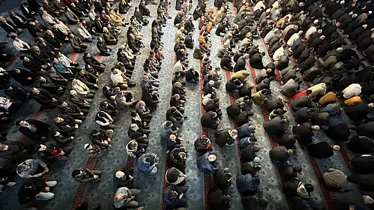 Bayram namazında camiler doldu taştı