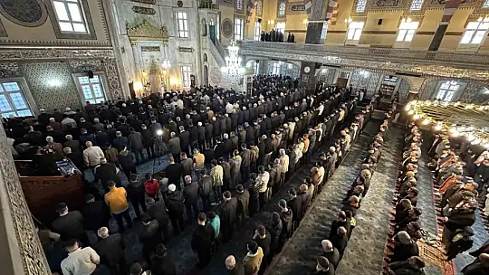Bayram namazında camiler doldu taştı