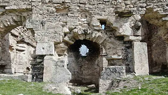 Bin 200 yıllık tarihi eser, zamana direniyor