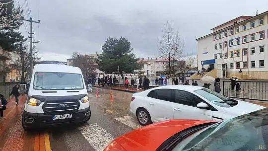 Bingöl merkezli deprem Elazığ'da da hissedildi, öğrenciler tahliye edildi