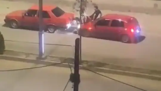 Bozulan aracı, kaputun üstünden ayaklarıyla ittiler