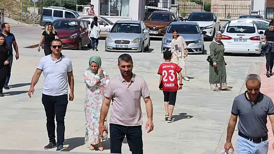 Bu okulda TYT'ye girenler 40 yaşında, geç kalanların heyecanı güldürdü