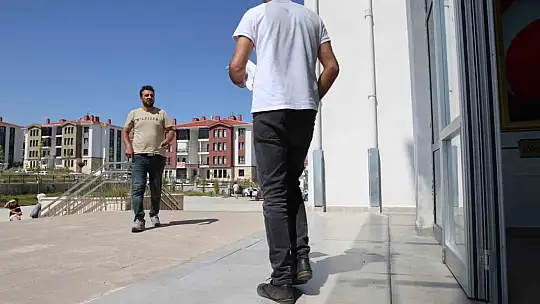 Bu okulda TYT'ye girenler 40 yaşında, geç kalanların heyecanı güldürdü