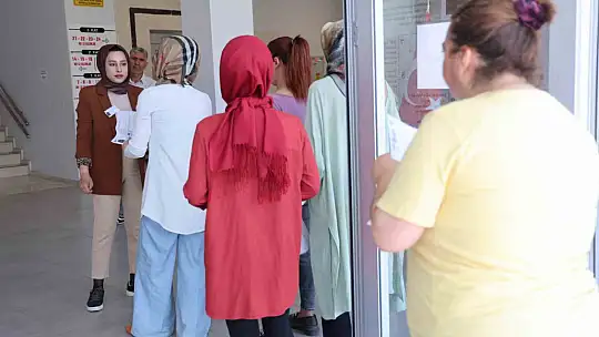 Bu okulda TYT'ye girenler 40 yaşında, geç kalanların heyecanı güldürdü