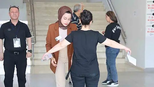 Bu okulda TYT'ye girenler 40 yaşında, geç kalanların heyecanı güldürdü